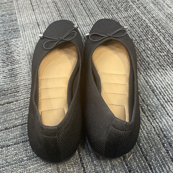 Black flats . Like new. Size 7 - Picture 2 of 4